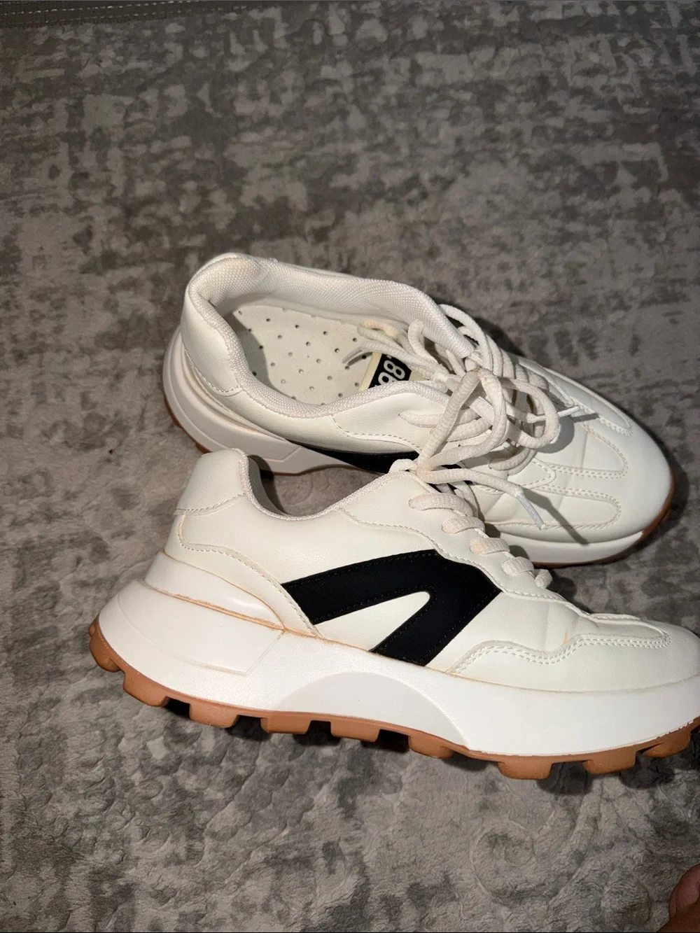 Women’s athletic shoe